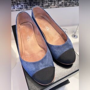Used classic Chanel flats in suede
